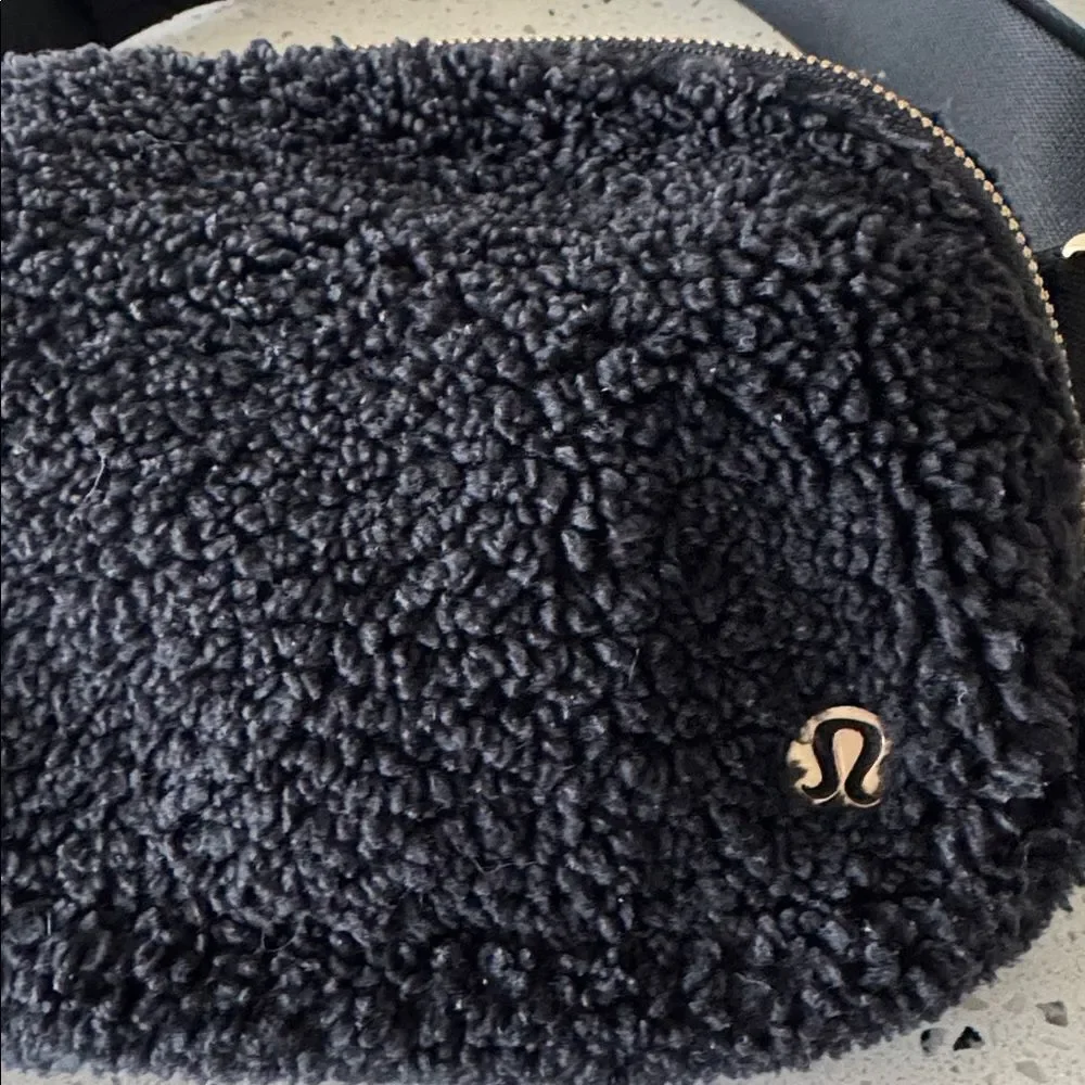 lululemon Everywhere Belt Bag Black Fleece Sherpa Gold Hardware Crossbody Casual
